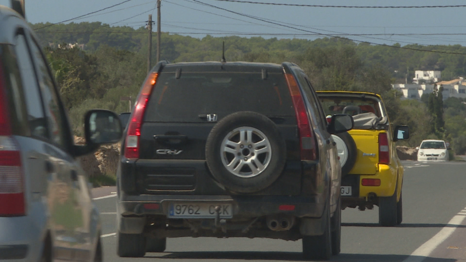 Cotxes circulant per una carretera d'Eivissa