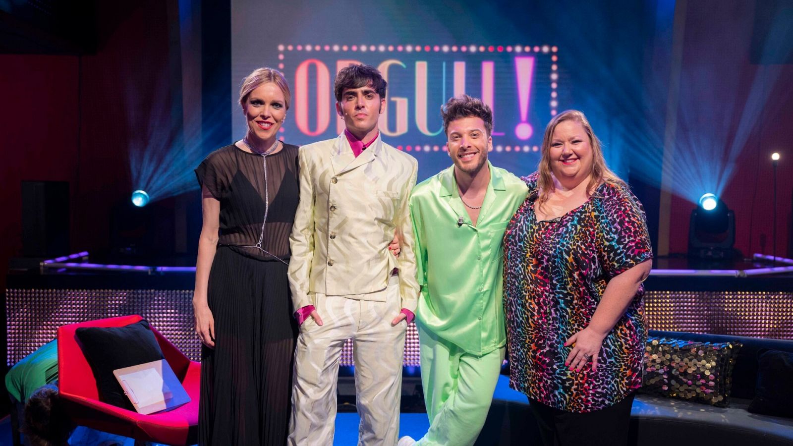  Tània Sarrias, Luc Loren, Blas Cantó i Itziar Castro a l'escenari i darrere el rètol del programa 'Orgull!'