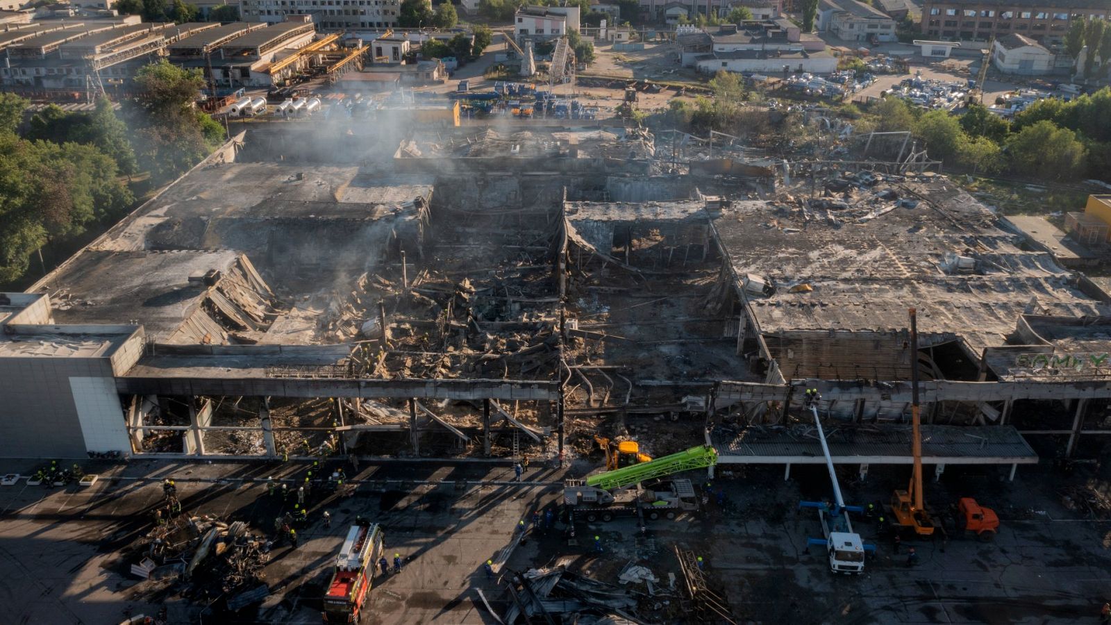 Efectivos de emergencias de Ucrania trabajan para desescombrar los restos del centro comercial atacado en Kremenchuk