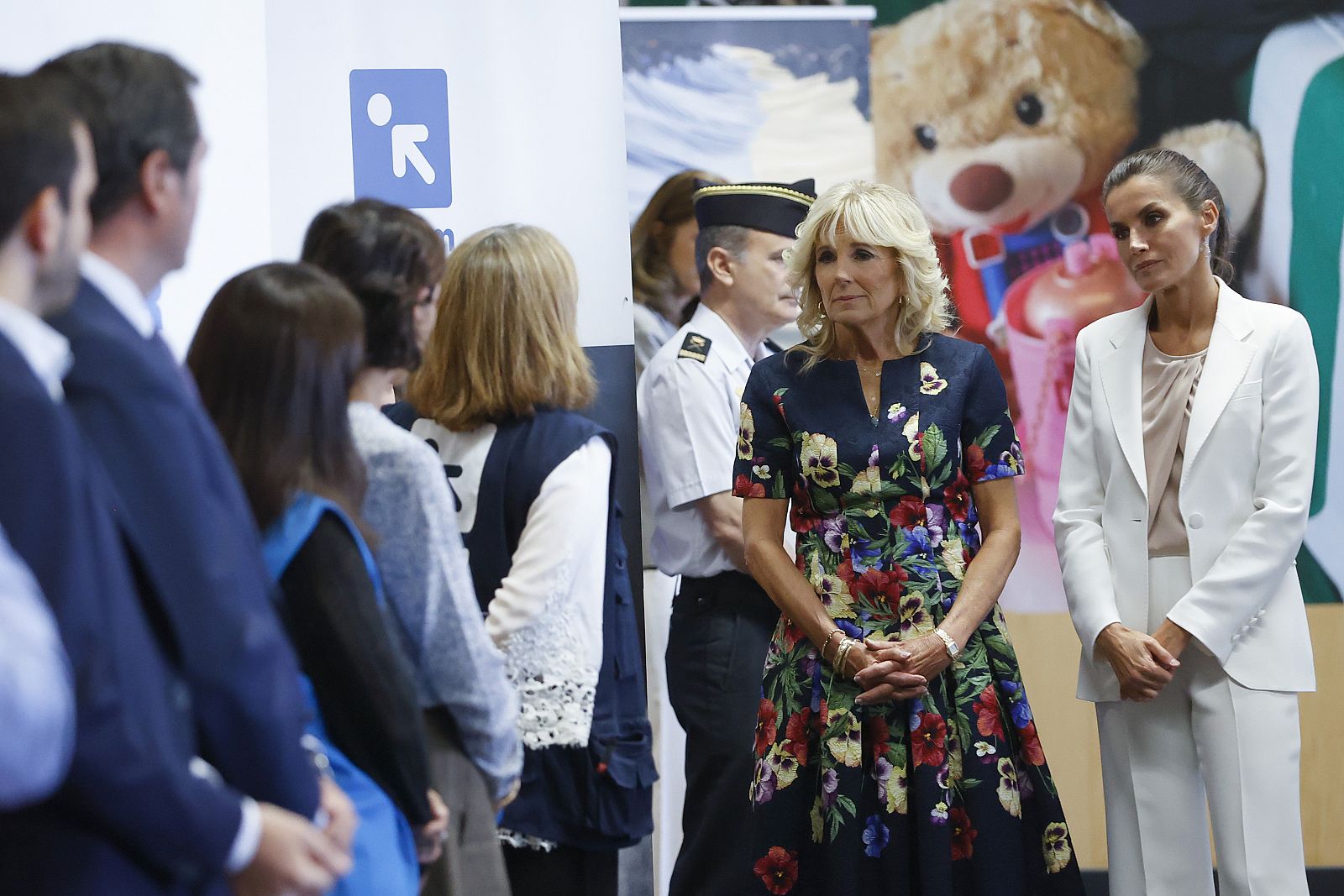 La reina Letizia y la primera dama de Estados Unidos, Jill Biden (2d), visitan el centro de acogida de refugiados ucranianos en Pozuelo de Alarcón (Madrid)