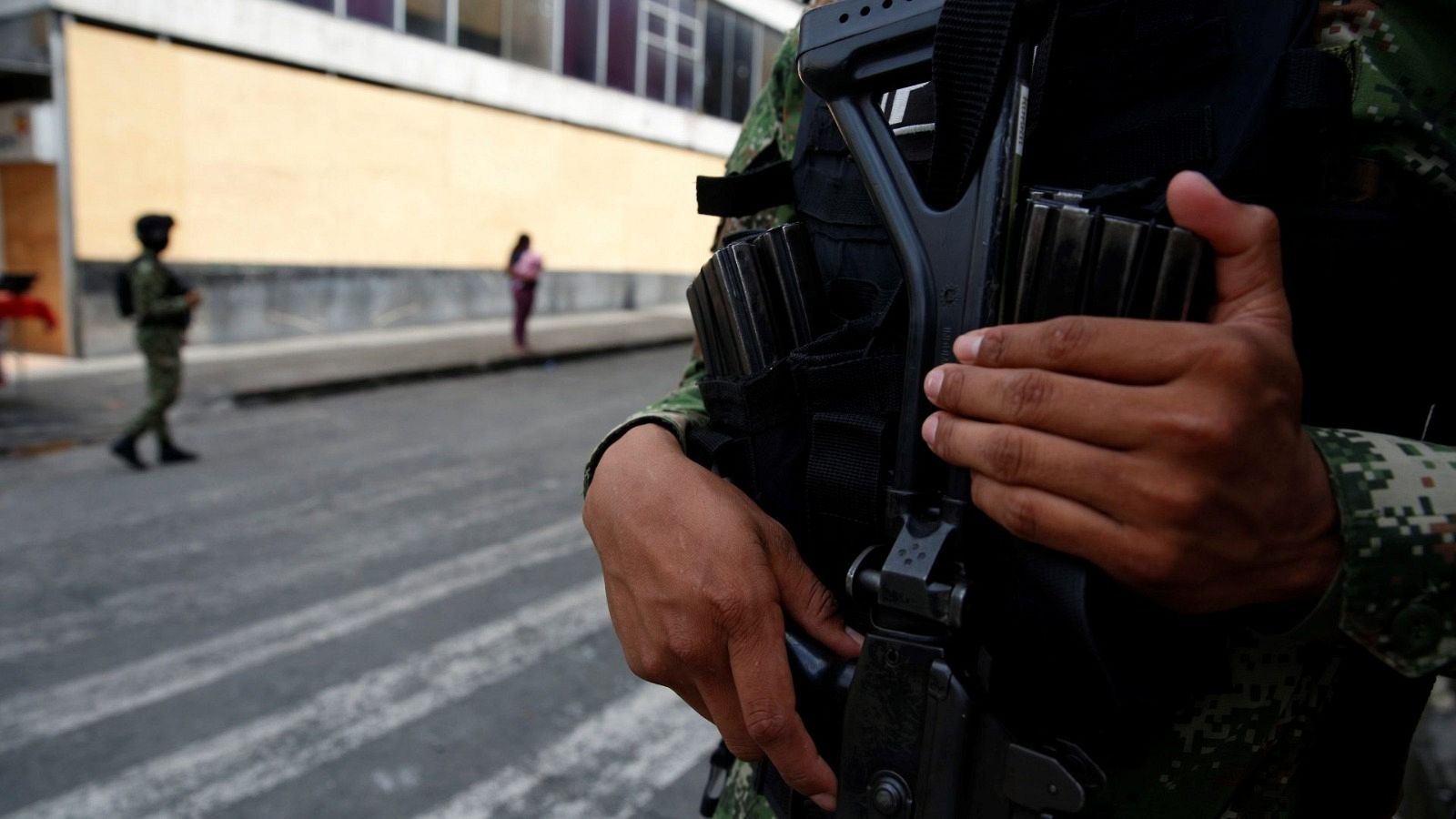 Soldados custodian las calles de Cali después de que el presidente Iván Duque ordenara más presencia militar