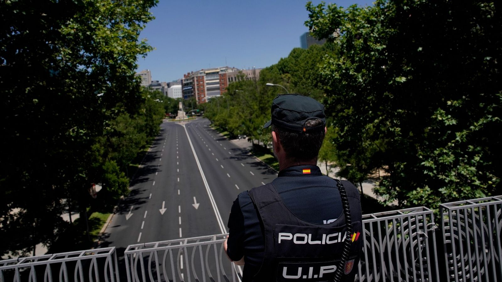 Algún curioso, pocos coches y mucha policía: el centro de Madrid sortea el primer día de cumbre