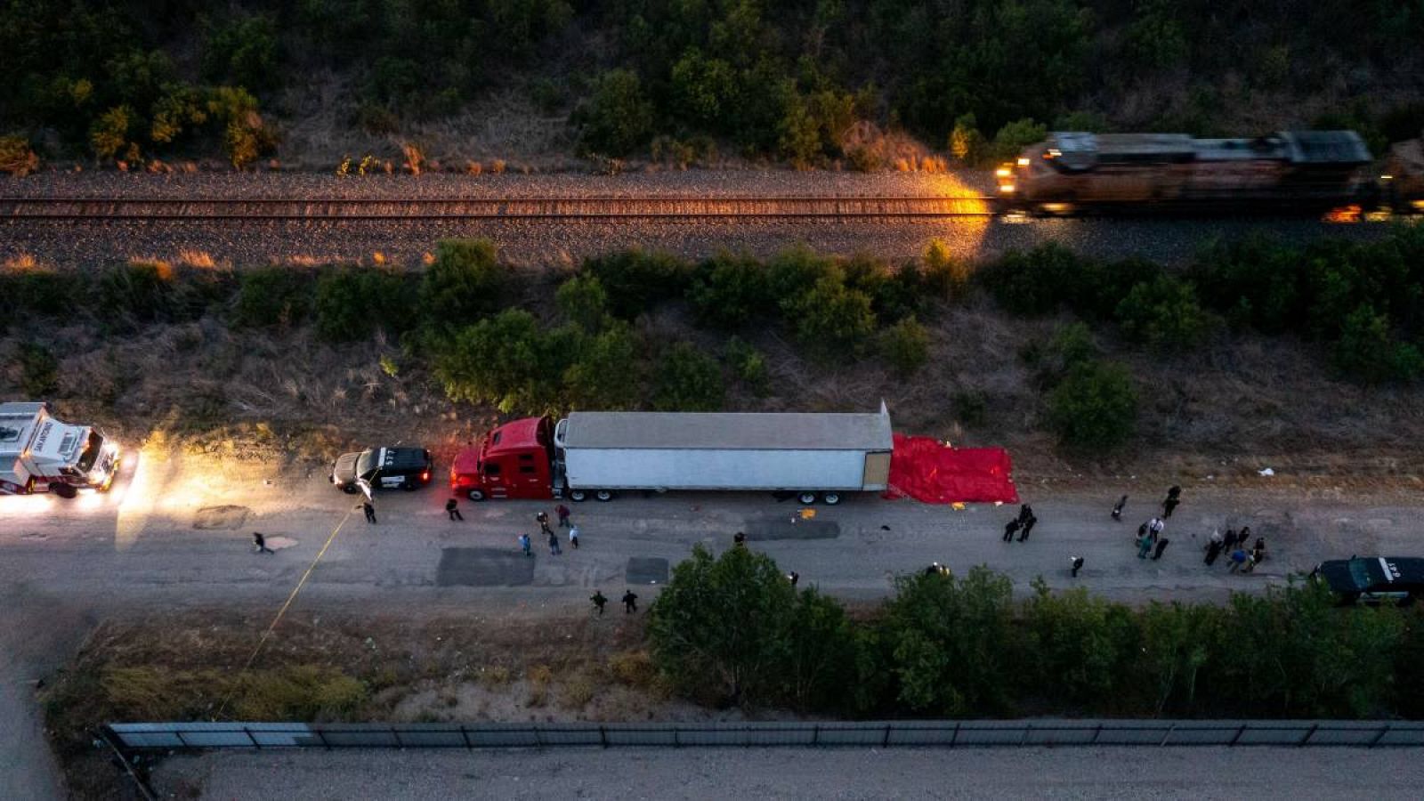 En esta vista aérea, miembros de la policía investigan un camión con remolque el 27 de junio de 2022 en San Antonio, Texas.