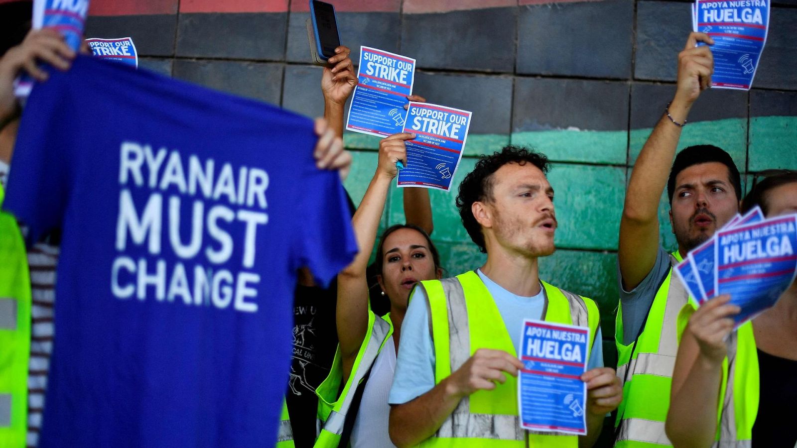 Trabajadores de Ryanair se manifiestan en el aeropuerto de El Prat-Barcelona