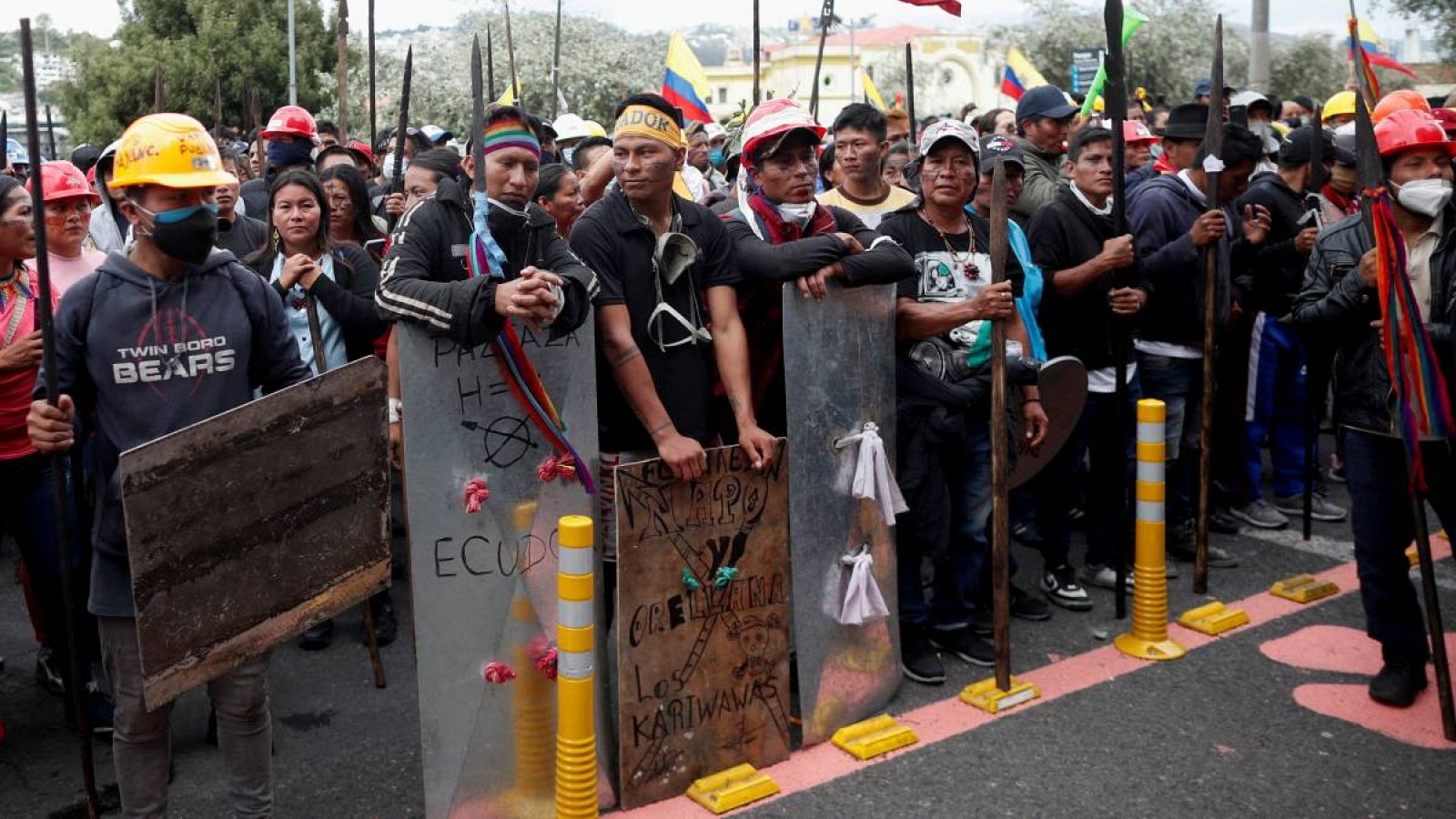 Los indígenas participan en una protesta antigubernamental en Quito, Ecuador.