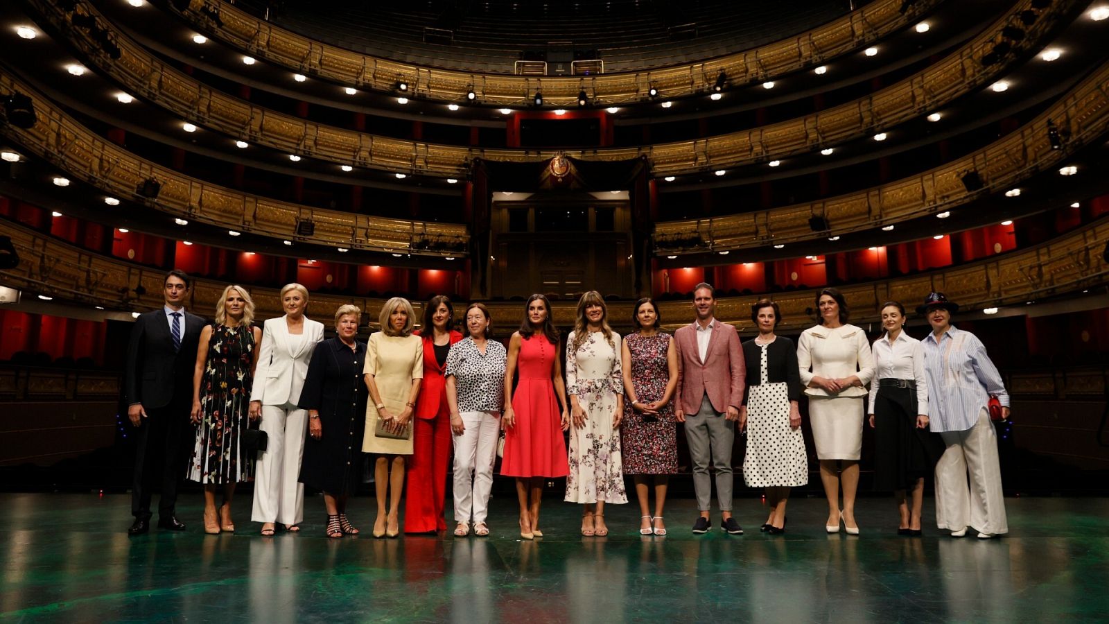 La reina Letizia (c) y los consortes de los líderes invitados a la cumbre de la OTAN en el Teatro Real de Madrid