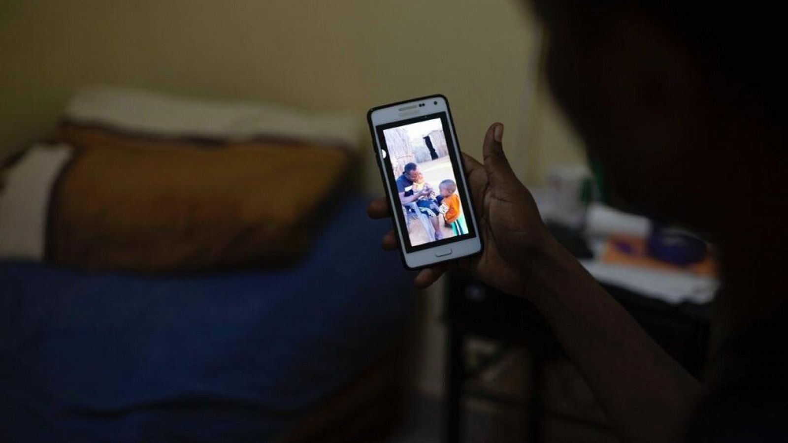 Ali sujeta en la mano el móvil con la foto de Sidi Saleh un joven sudanés desaparecido desde el pasado viernes.