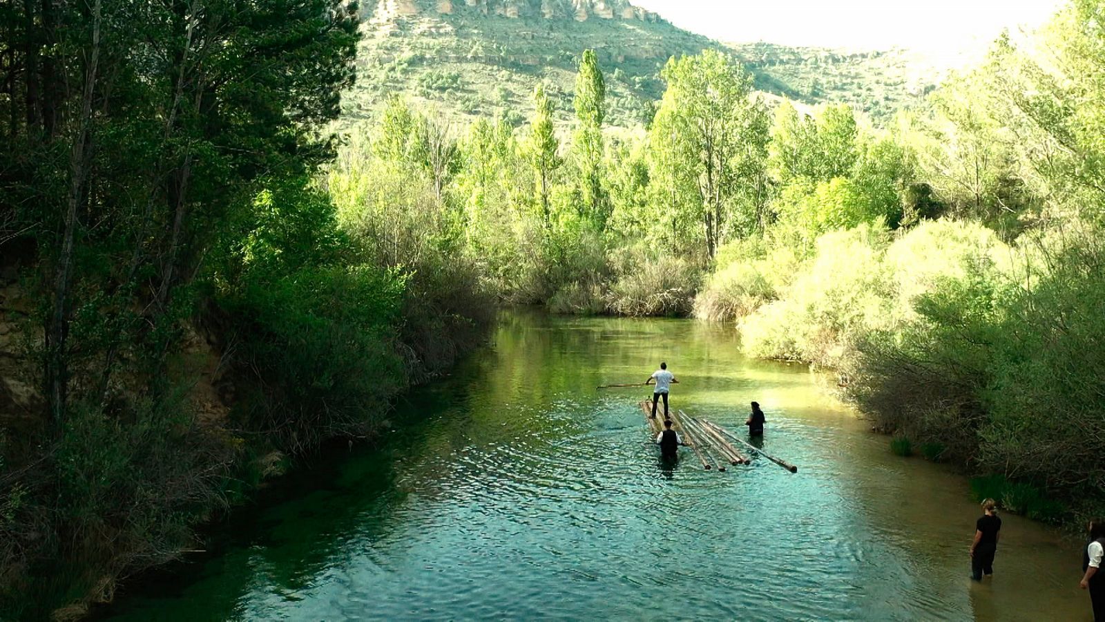 Juanjo Pardo sobre una balsa de pinos en aguas del río Tajo