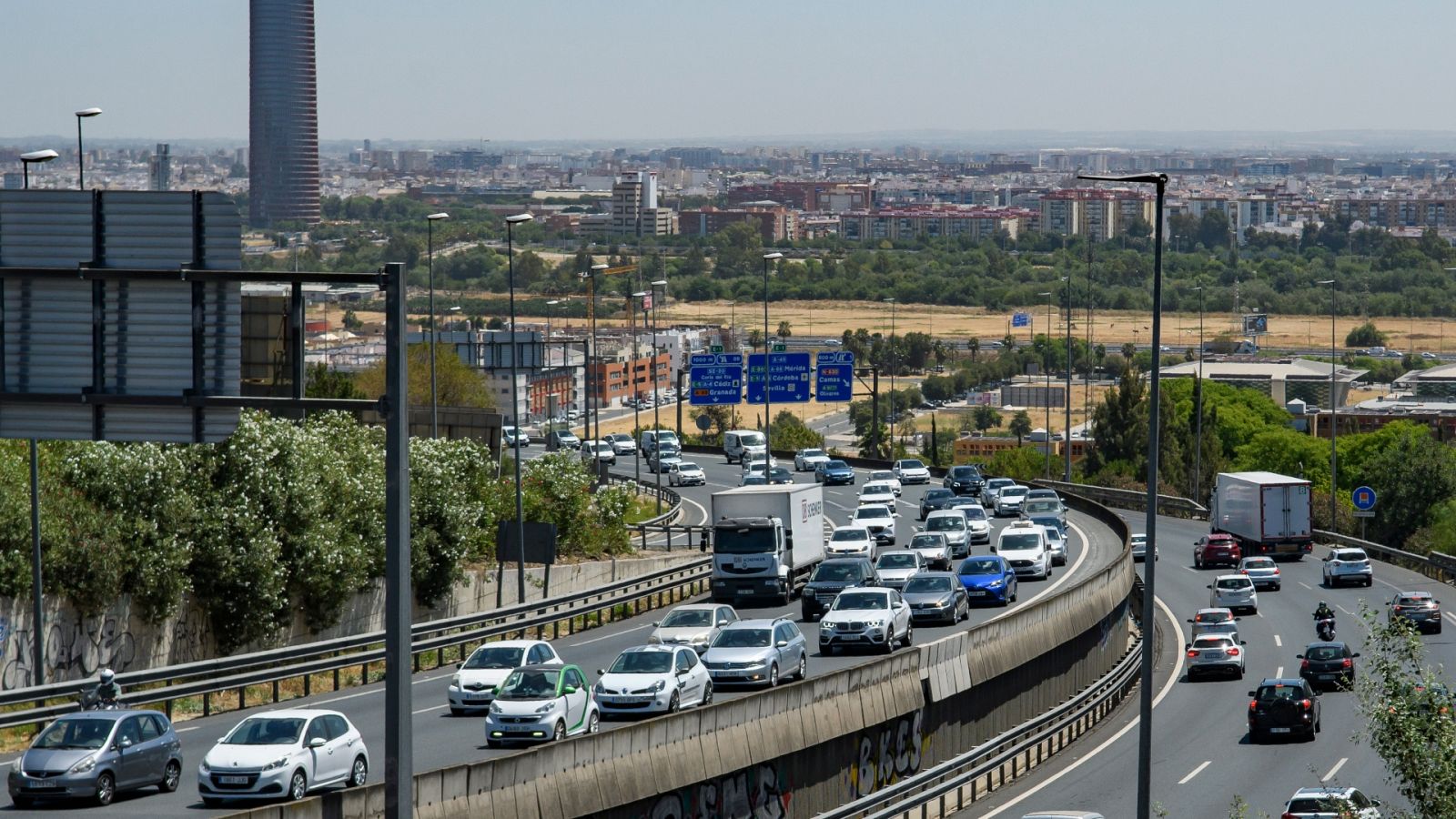 Tráfico por la autopista A-49 en su tramo de salida de Sevilla hacia Huelva.