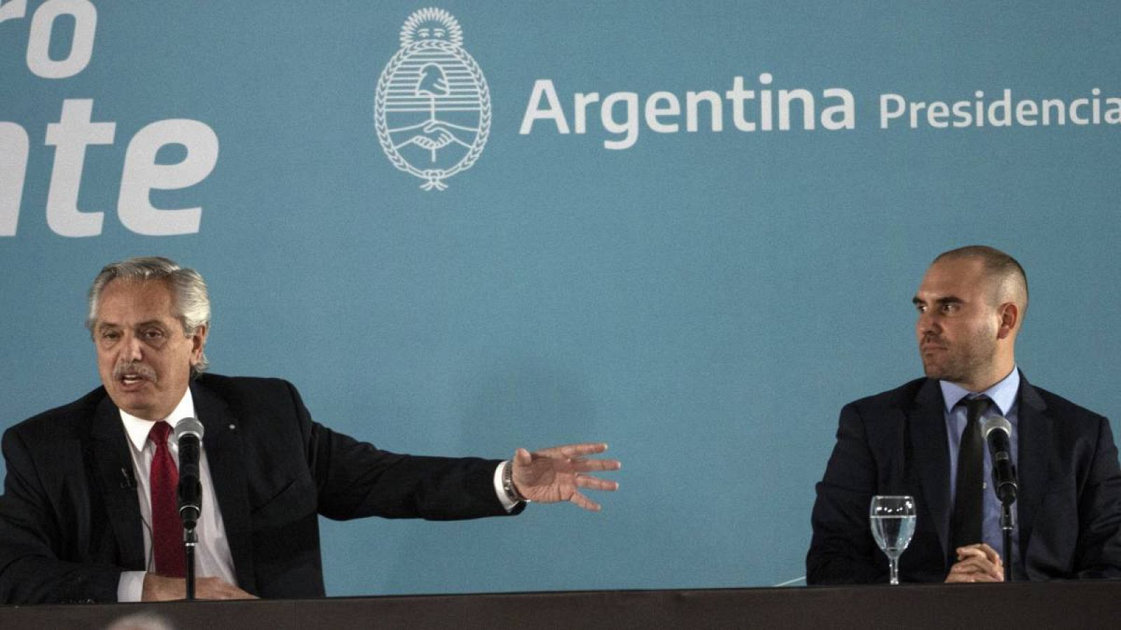 El presidente de Argentina, Alberto Fernández, a la izquierda, está acompañado por el ministro de Economía, Martín Guzmán, durante un anuncio en Buenos Aires, Argentina. 