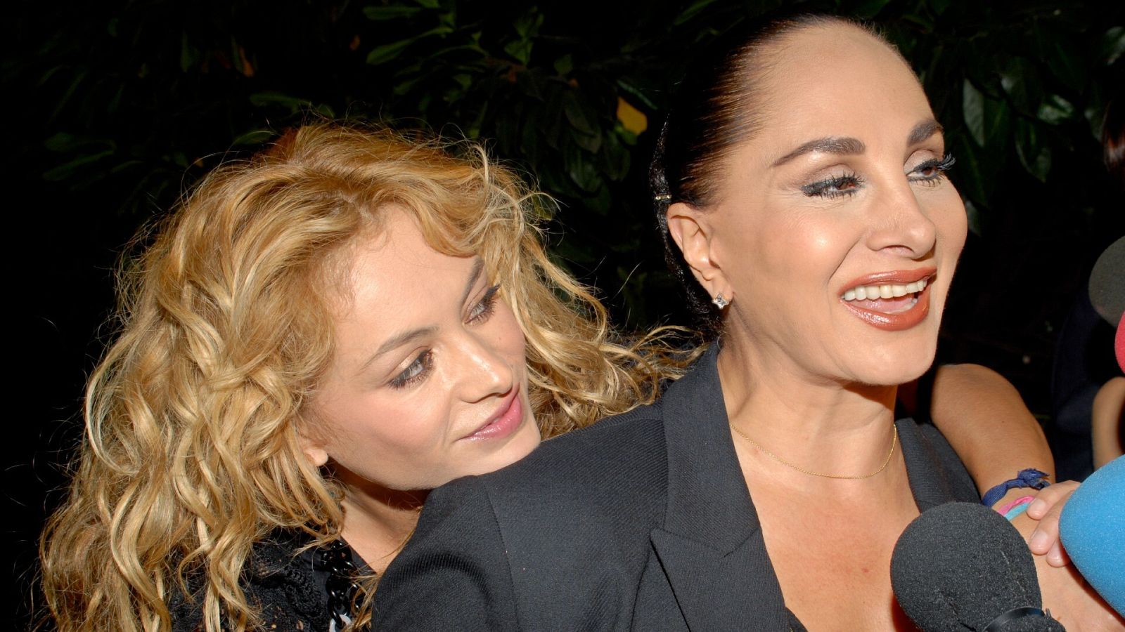 Paulina Rubio se despide de su madre, Susana Dosamantes(00)