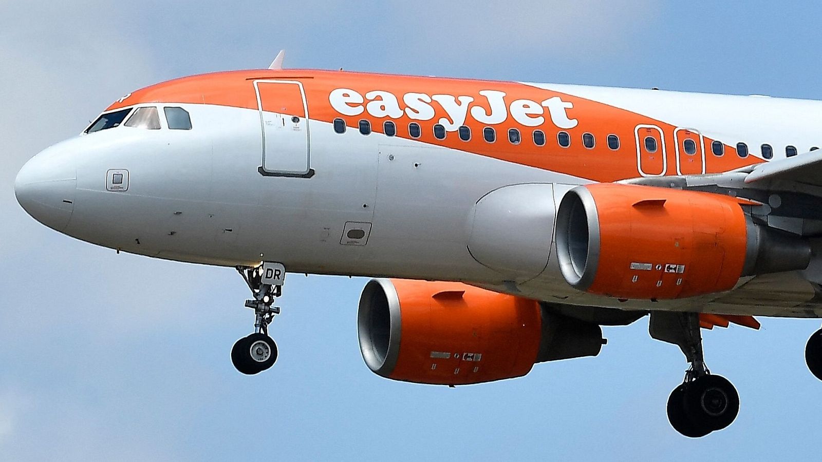 Un Airbus A319-111 de Easyjet aterriza en el aeropuerto de Barcelona