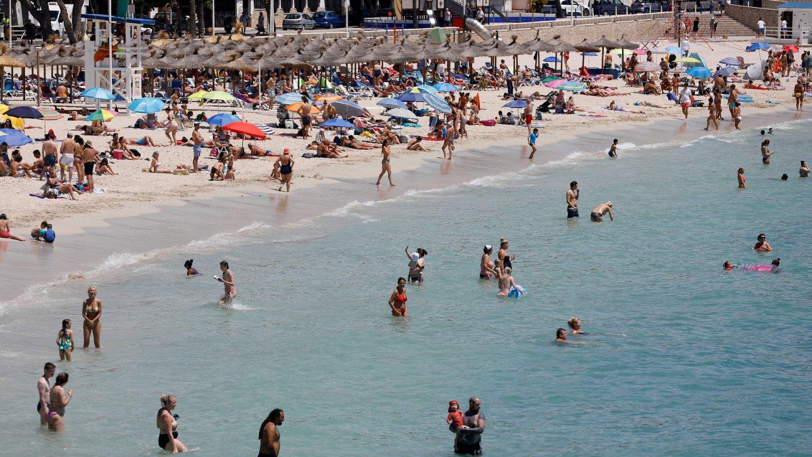 España recibió 7 millones de turistas en mayo, cinco veces más que en 2021