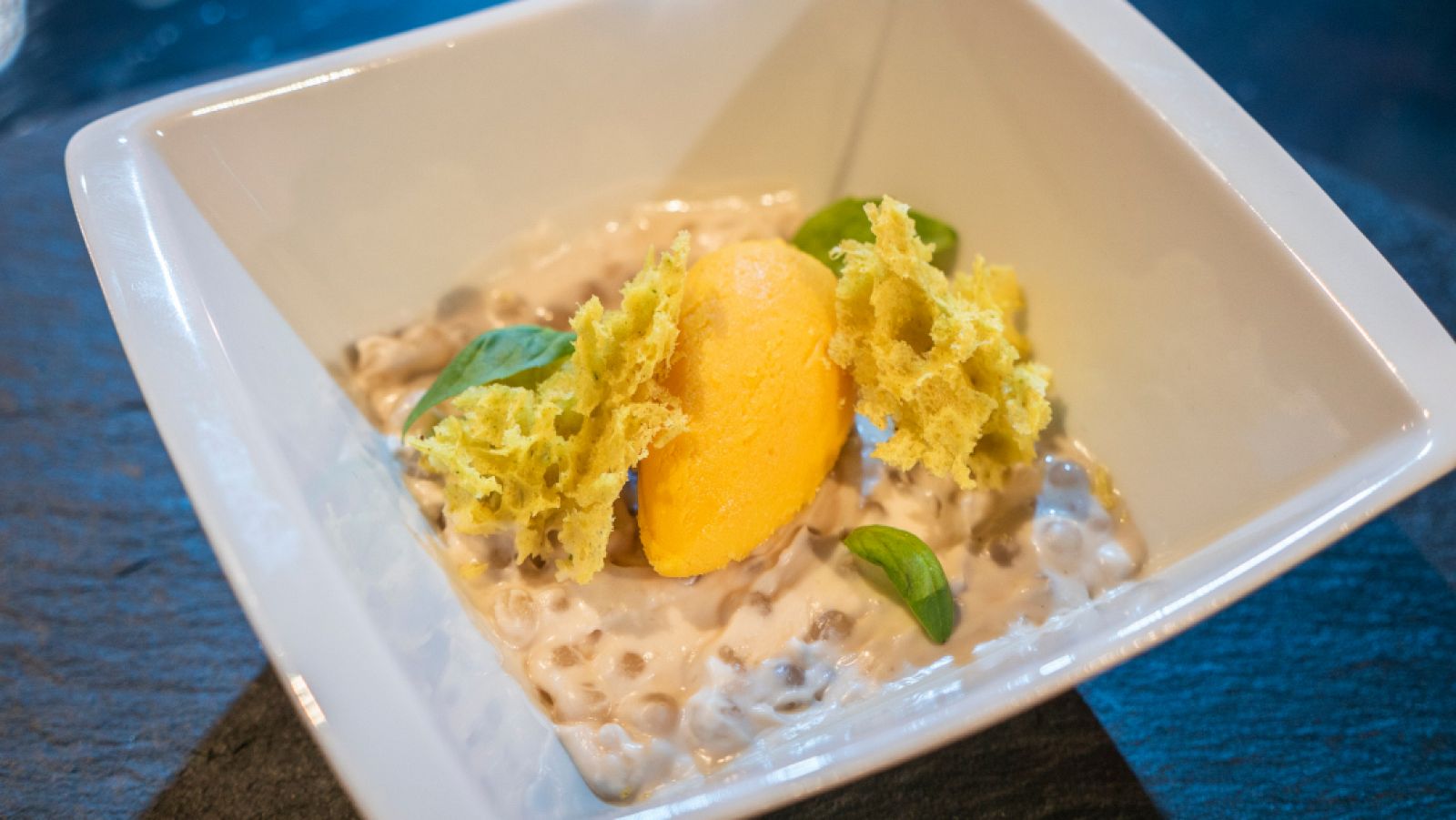 Receta de crema de coco con perlas de tapioca, sorbete de mango y lima y espuma de curry verde