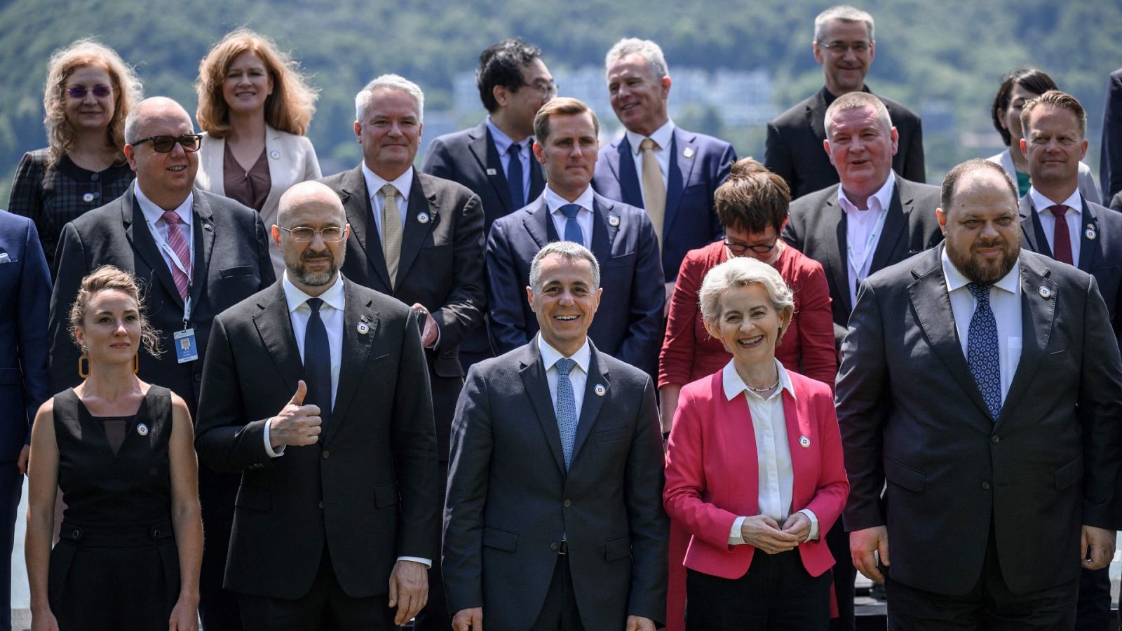 Foto de familia al inicio de una conferencia internacional de dos días sobre la reconstrucción de Ucrania, en Lugano, Suiza.