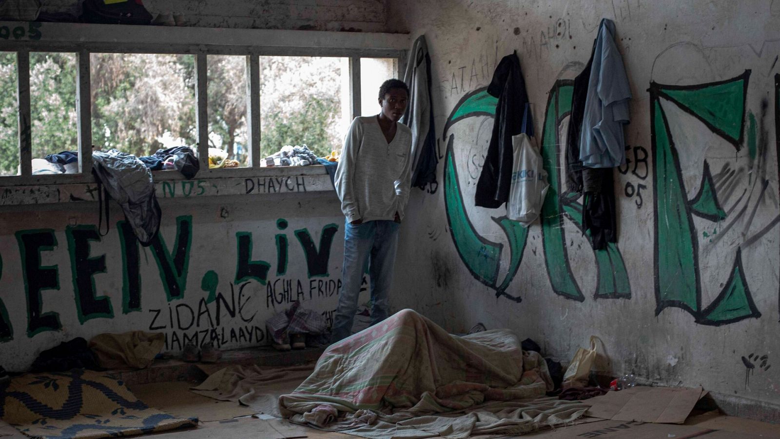 Dos personas entre las que malviven en una escuela abandonada en Casablanca