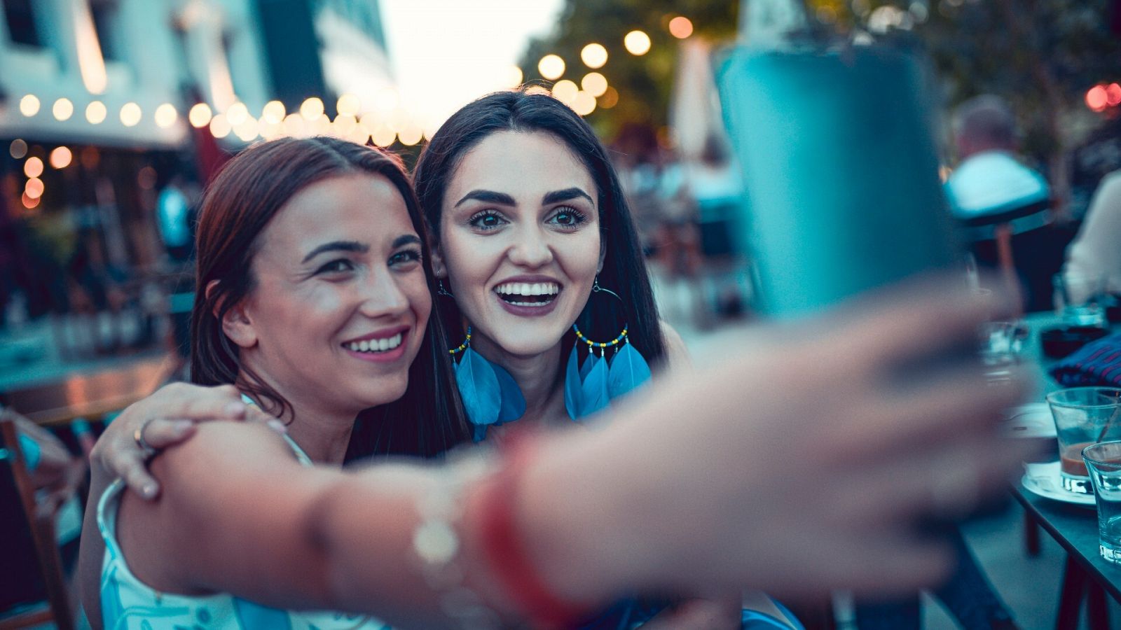 Dos jóvenes se hacen una autofoto