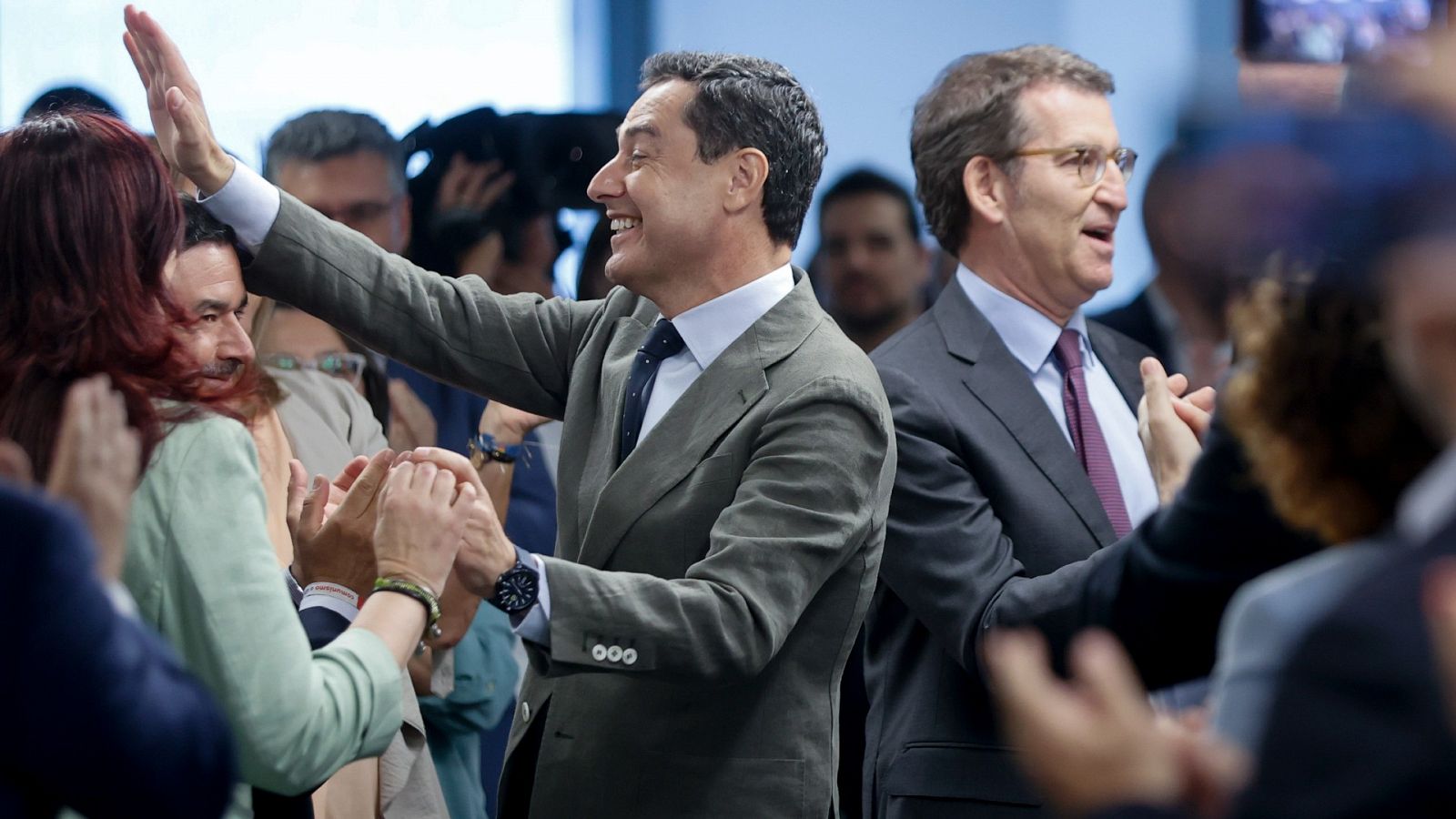 Juanma Moreno y Alberto Núñez Feijóo, en la Junta Directiva Nacional del PP tras las elecciones andaluzas