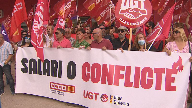 Els sindicats CCOO i UGT protesten a les portes de la patronal CAEB a Palma