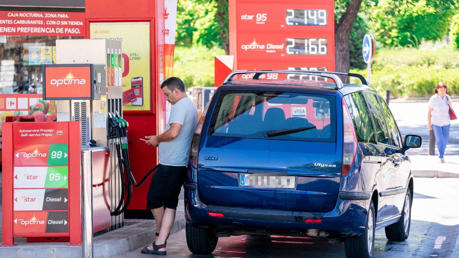 Baja ligeramente el precio de los carburantes pero se mantiene por encima de los dos euros el litro