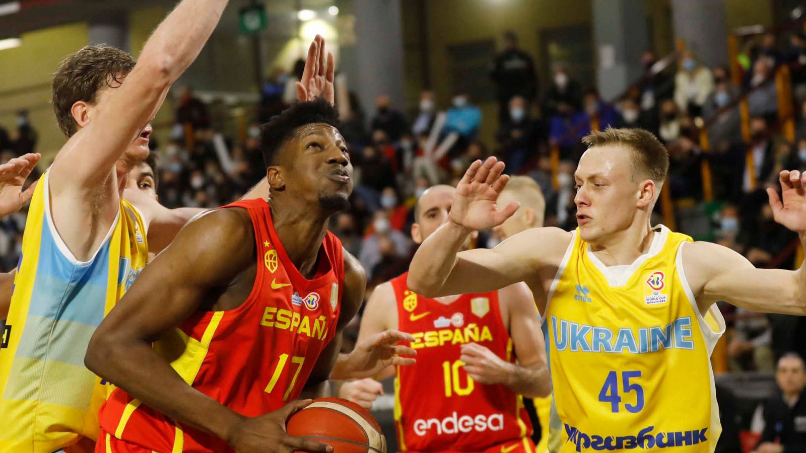 El pivot de la selección española, Yankuba Sima (2i), con el balón ante los defensores de Ucrania durante el encuentro de la primera vuelta de la primera fase de clasificación del Mundial 2023