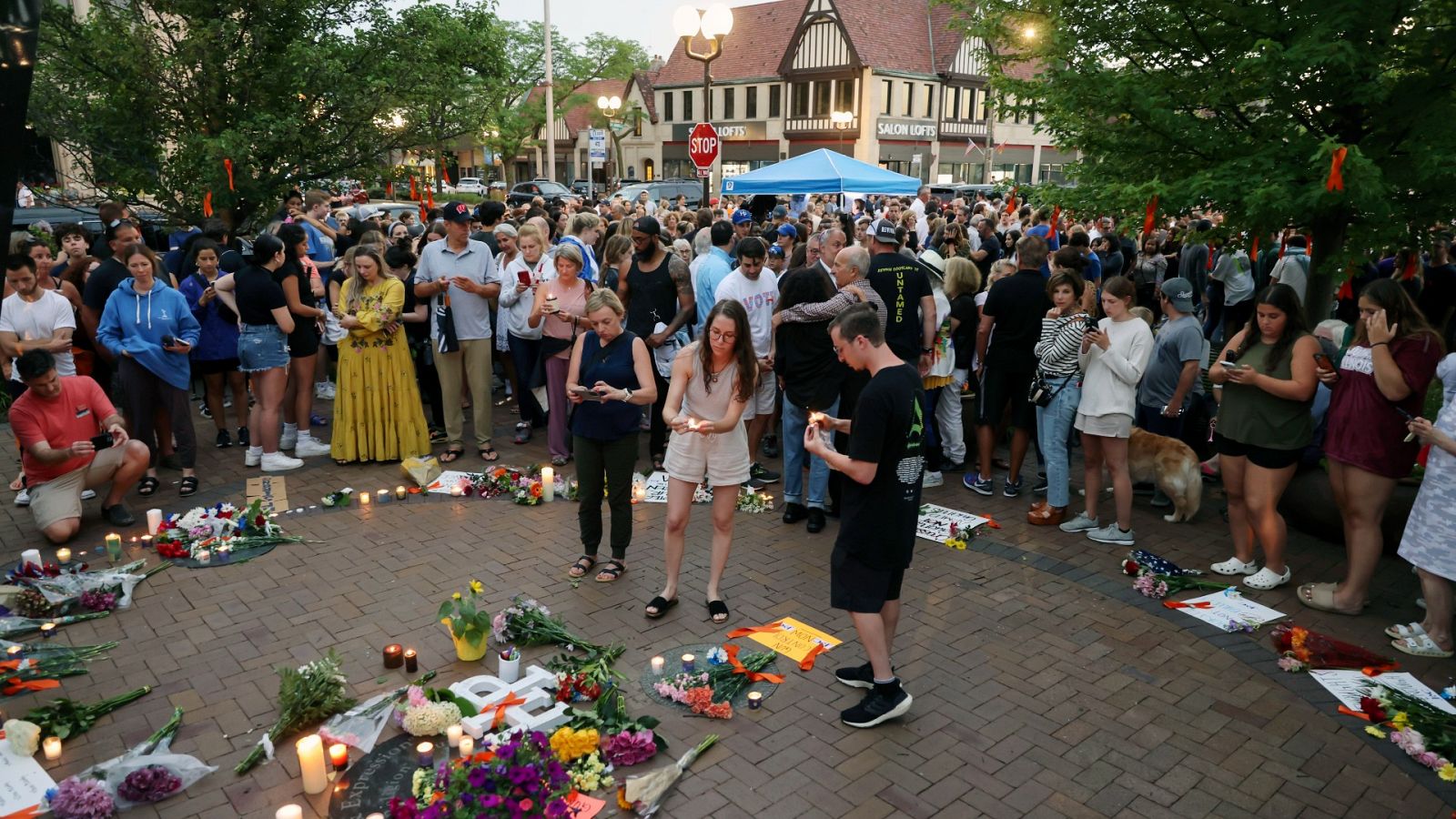 Decenas personas se reúnen en una vigilia por las víctimas del tiroteo en Highland Park