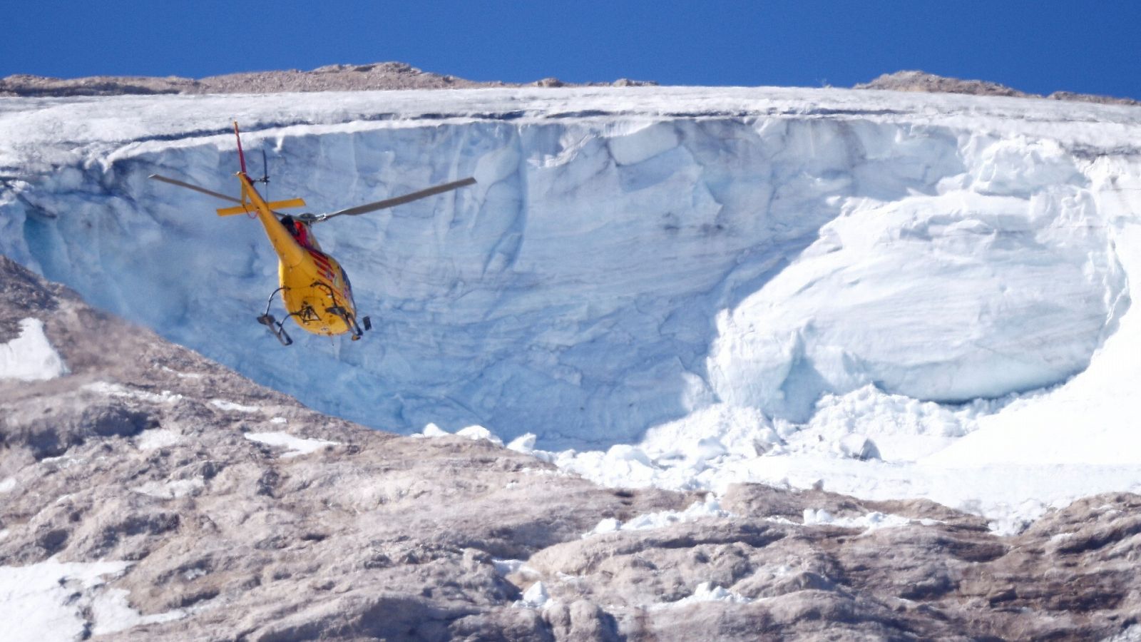 Un helicóptero participa en la operación de búsqueda y rescate en los Alpes italianos