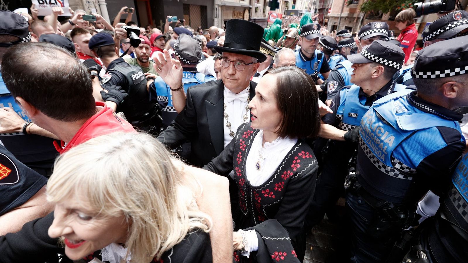 El alcalde de Pamplona Enrique Maya (c) concejales y agentes municipales, en la calle Curia durante los altercados