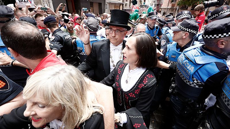 El alcalde de Pamplona Enrique Maya (c) concejales y agentes municipales, en la calle Curia durante los altercados