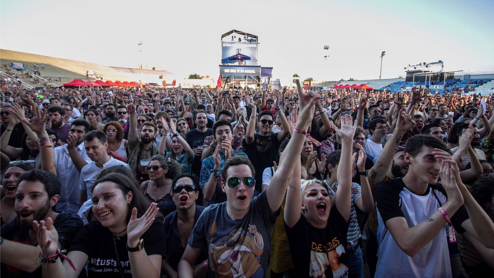 El público disfruta durante la actuación del grupo The Vaccines en el Low Festival de 2019, en Benidorm