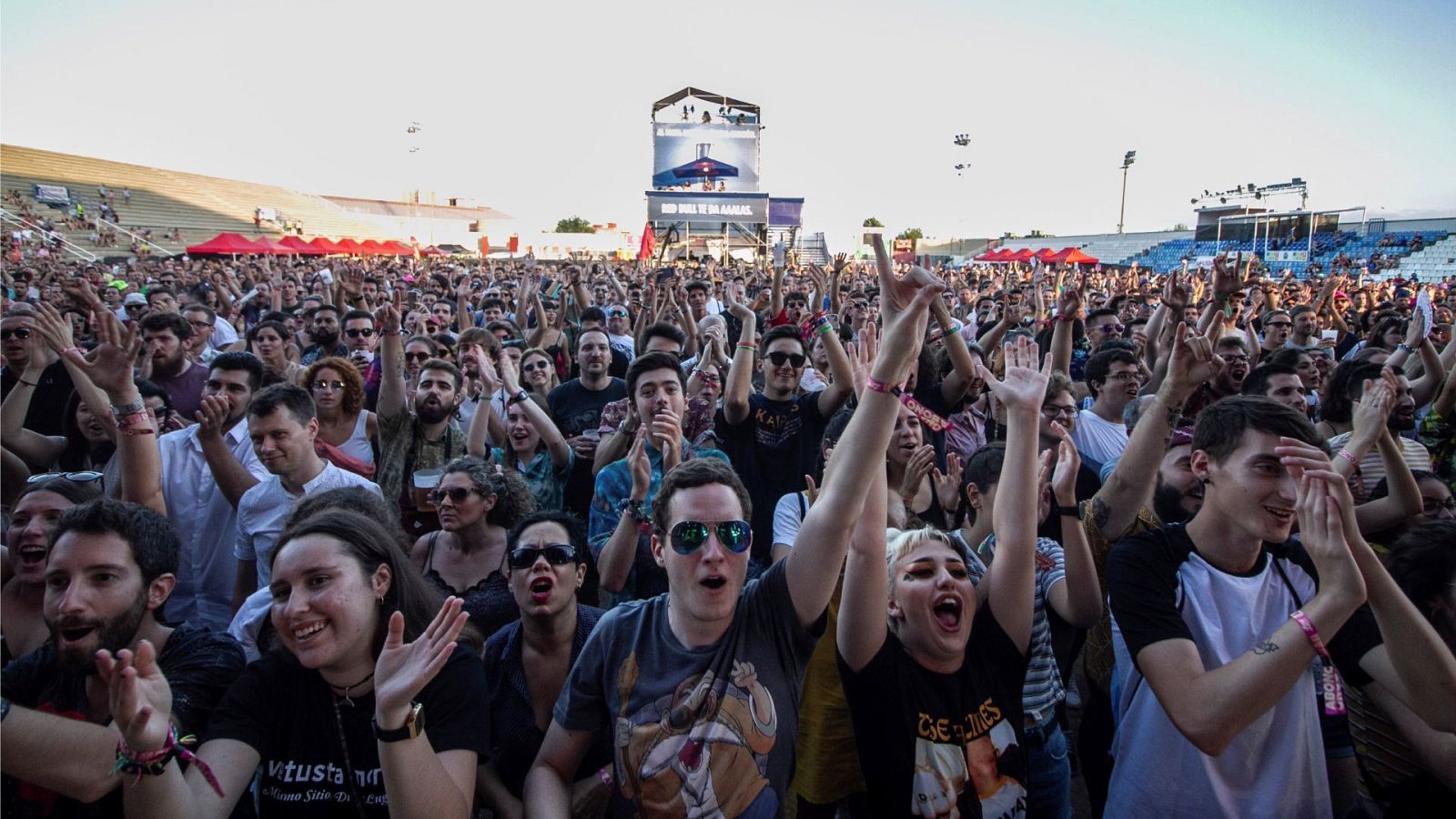 El público disfruta durante la actuación del grupo The Vaccines en el Low Festival de 2019, en Benidorm