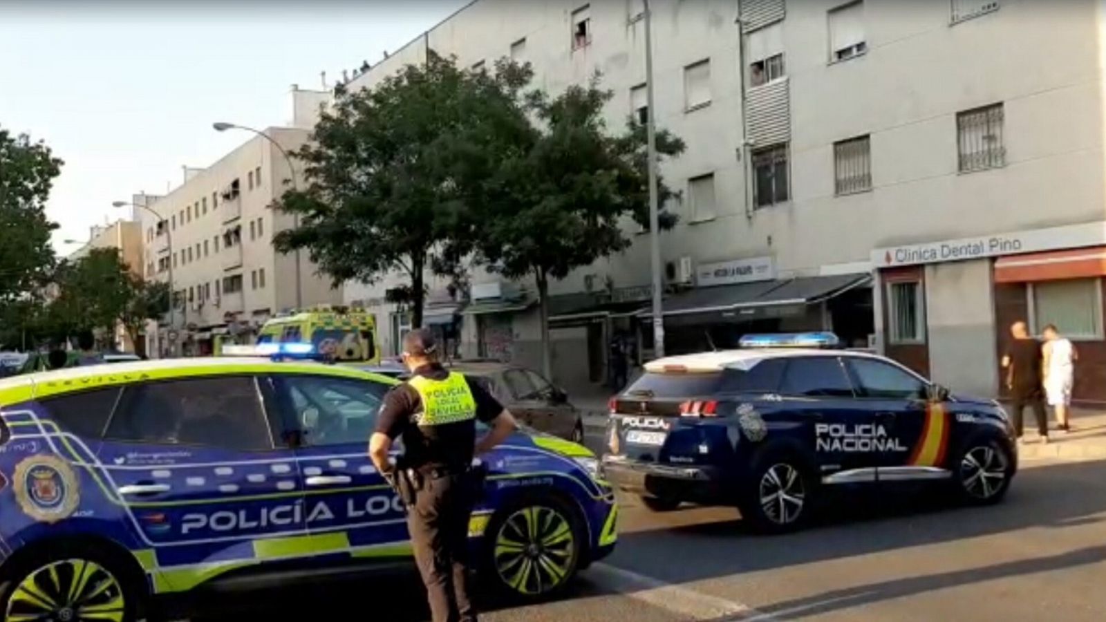 Una imagen de dos coches de policía en la calle donde se ha producido el suceso.