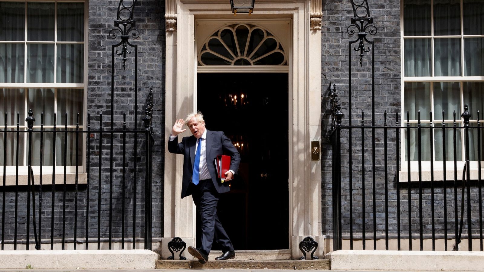 El primer ministro de Reino Unido, Boris Johnson, frente a la puerta de Downing Street