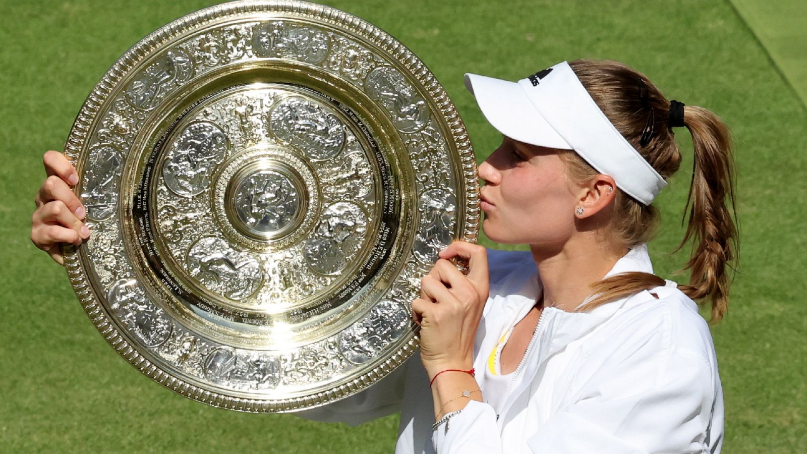 Imagen: Rybakina besa el trofeo de Wimbledon