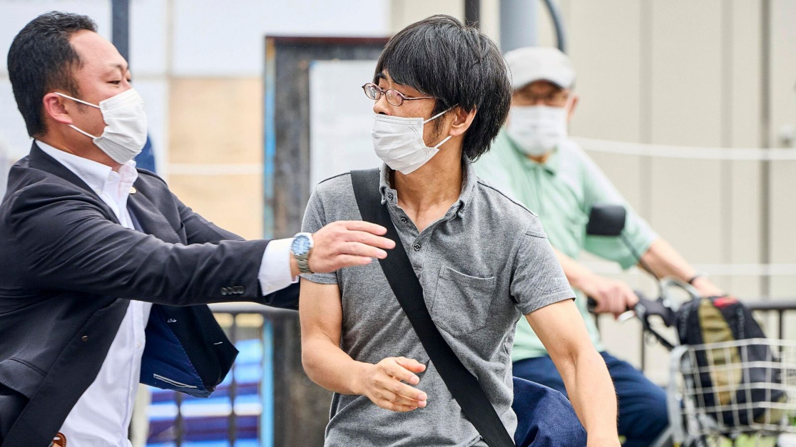 Una imagen del presunto asesino de Shinzo Abe, Tetsuya Yamagami, siendo detenido tras cometer el ataque en la ciudad de Nara, Japón.