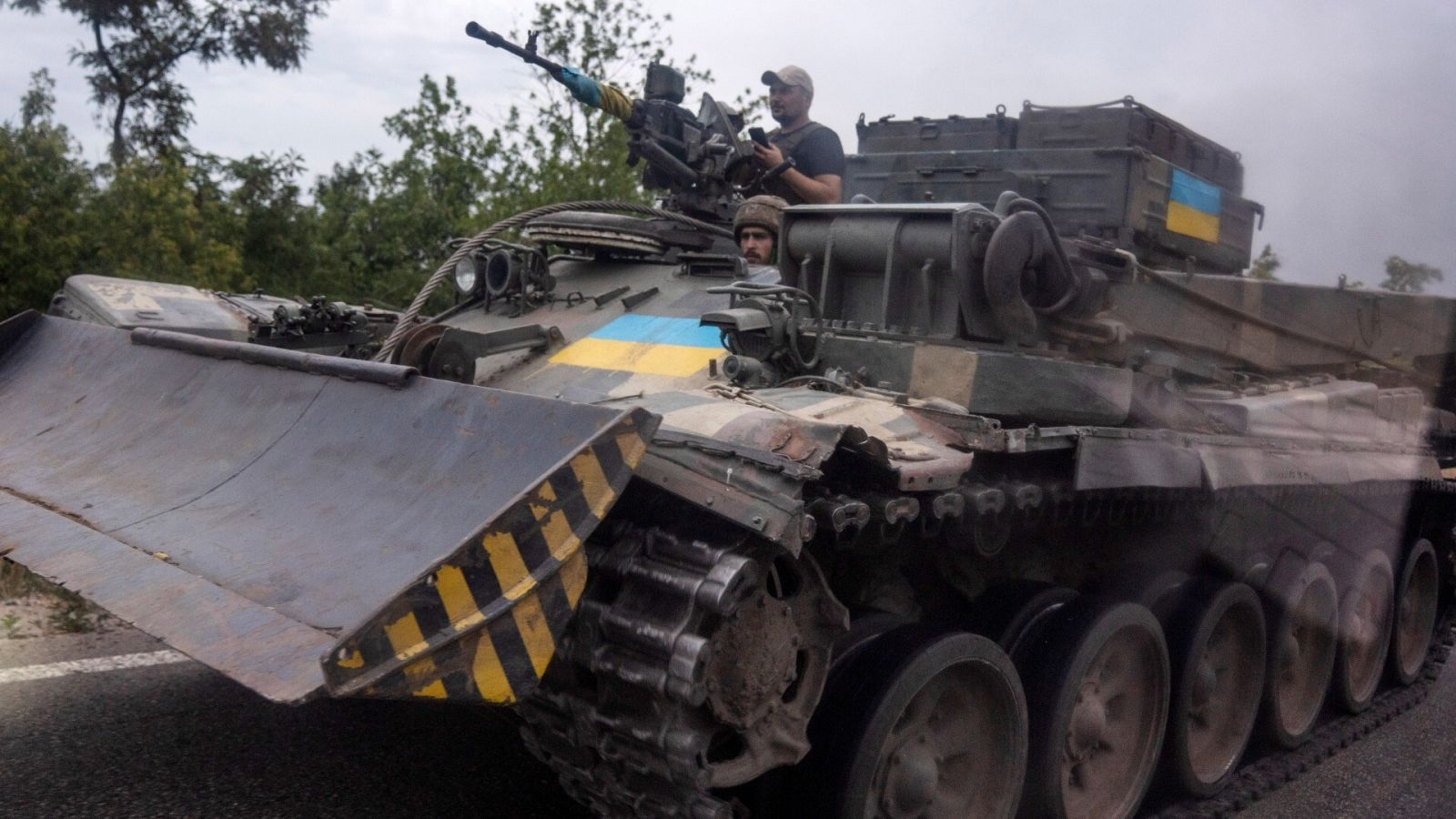 Soldados ucranianos avanzan por una carretera de Donetsk a bordo de un tanque.
