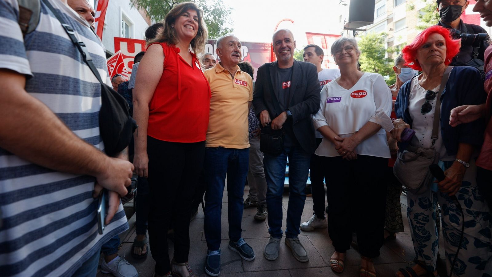 El secretario general de la UGT, Pepe Álvarez y el secretario general de la CCOO Unai Sordo este miércoles en Madrid frente a las sedes de las organizaciones patronales bajo el lema "Salario o conflicto"