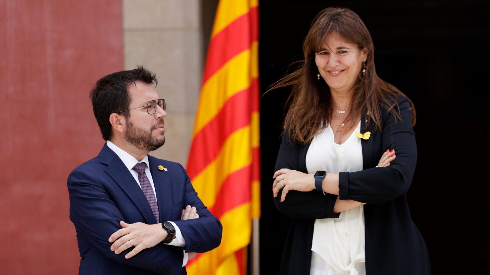 El presidente de la Generalitat conversa con la presidenta del Parlament.