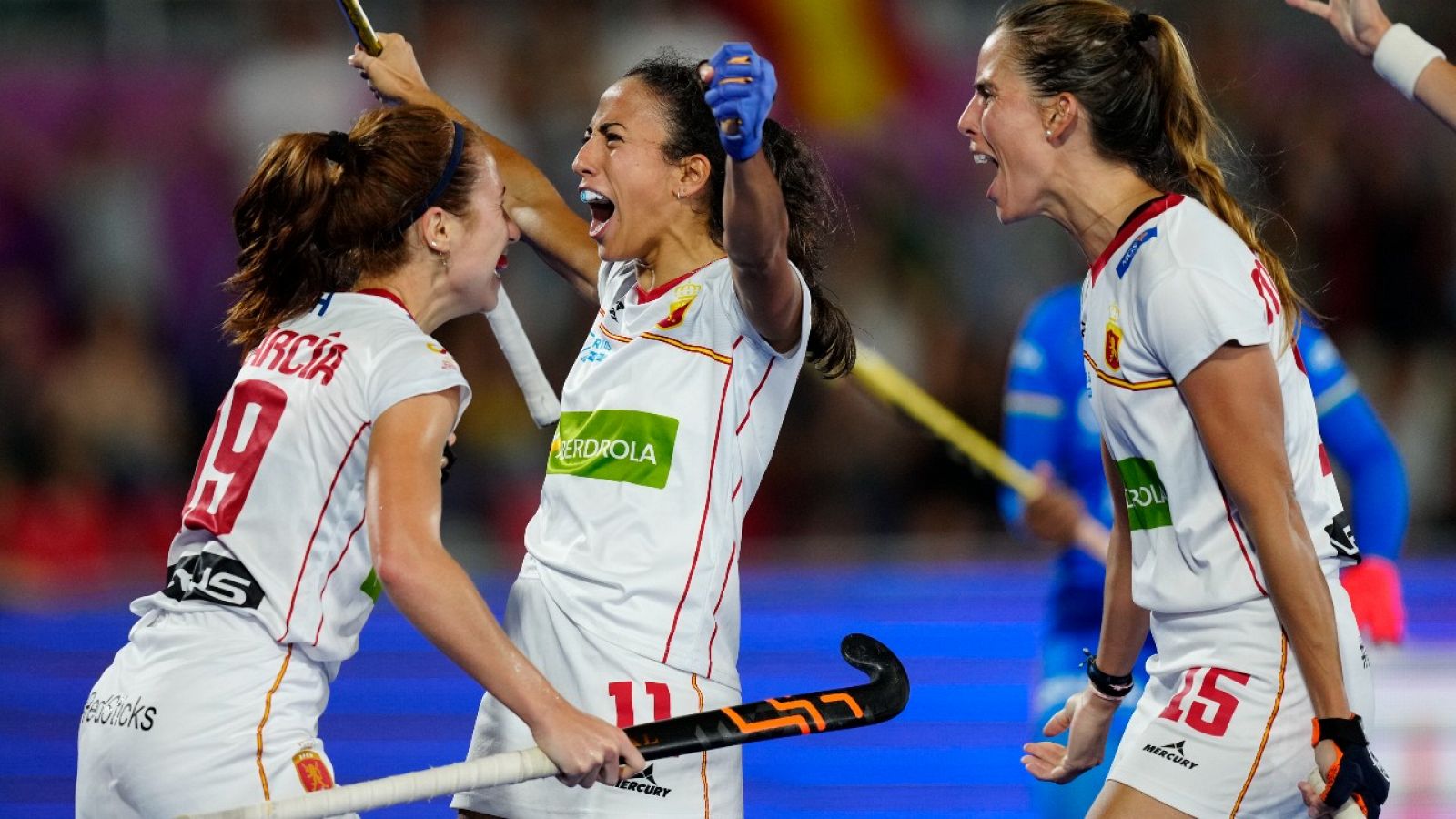 Las jugadoras de la selección española de hockey sobre hierba celebran un gol ante India.