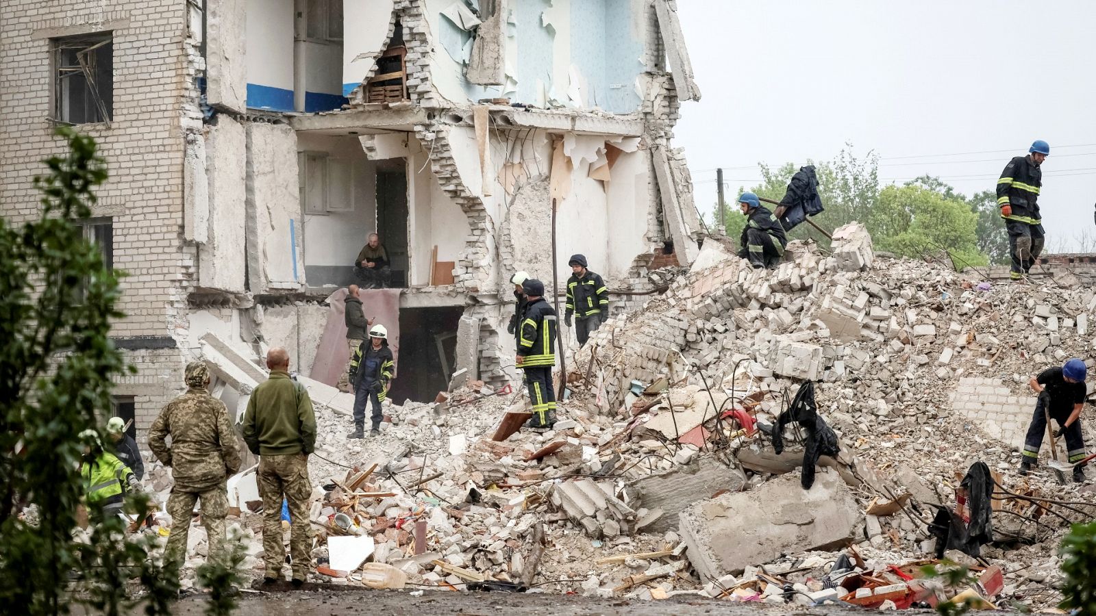 Rescatistas trabajan en un edificio residencial dañado por un ataque militar ruso en la ciudad de Chasiv Yar, en la región de Donetsk