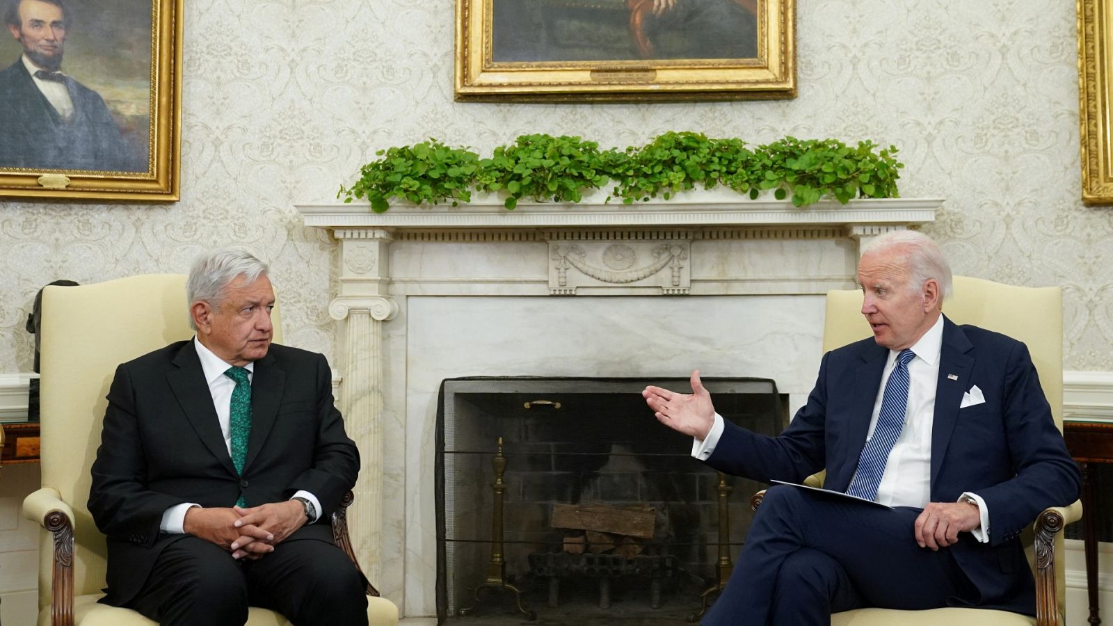 El presidente estadounidense Joe Biden se reúne con el presidente mexicano Andrés Manuel López Obrador en el Despacho Oval de la Casa Blanca en Washington.