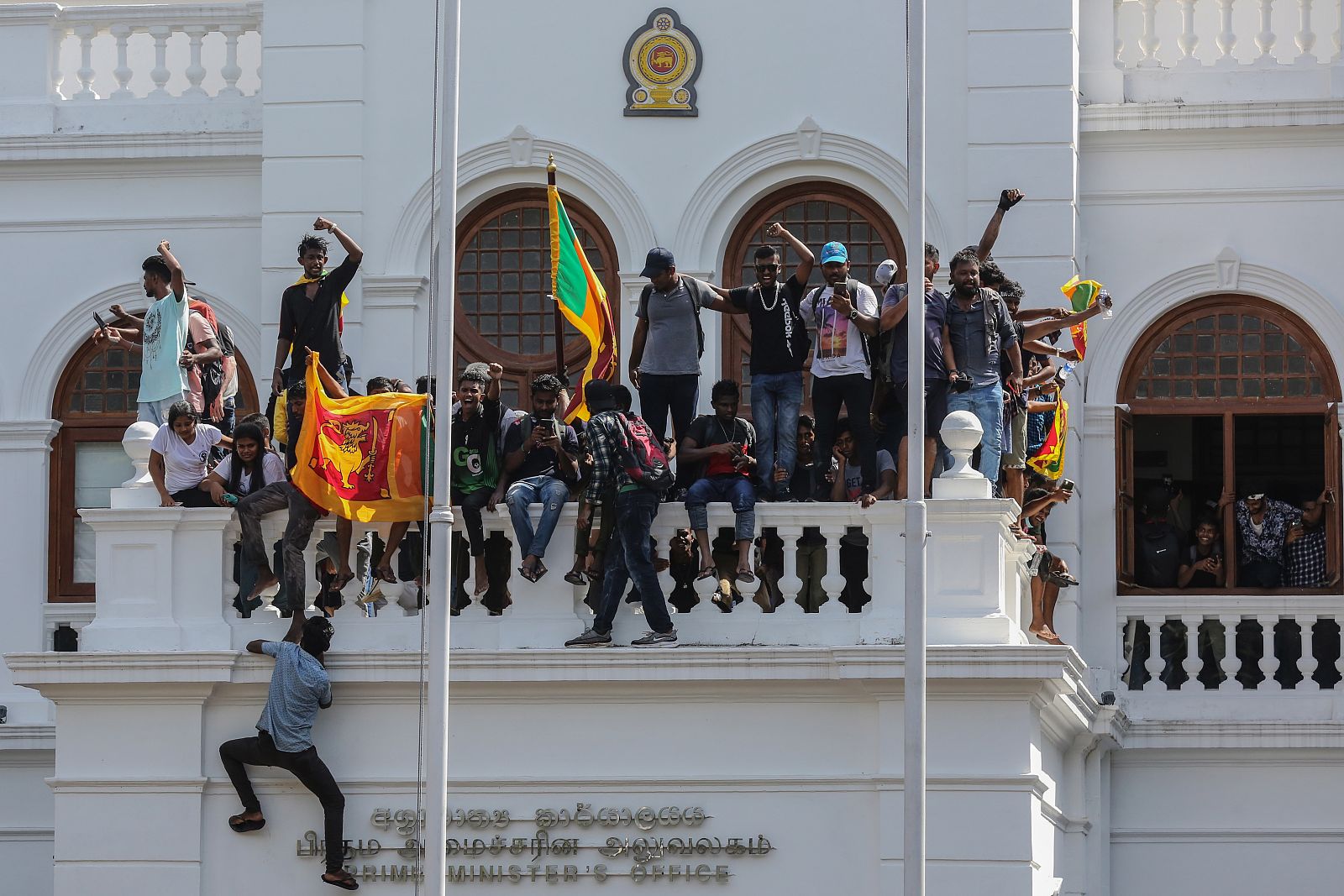 Los manifestantes asaltan las oficinas del primer ministro este miércoles en Sri Lanka