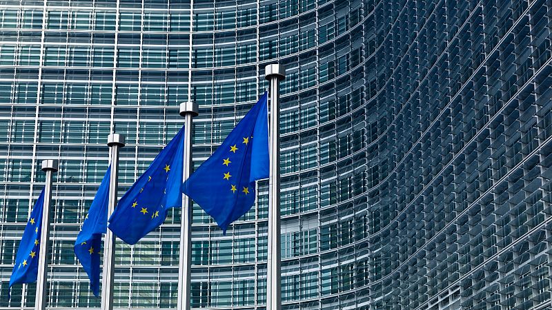 Banderas de la Unión Europea frente al edificio de la Comisión Europea en Bruselas, Bélgica
