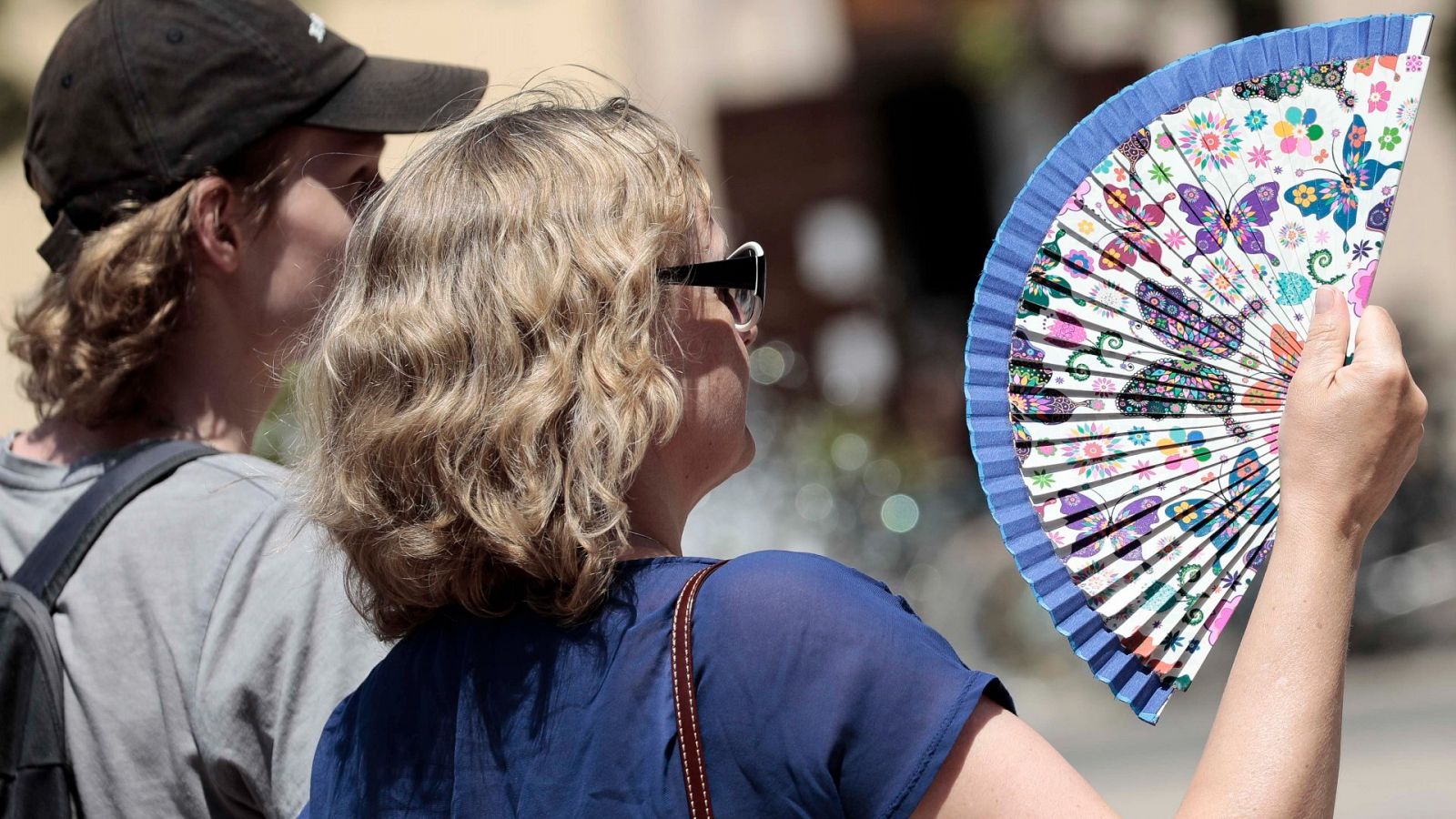 Dos personas se abanican para combatir el calor en Valencia