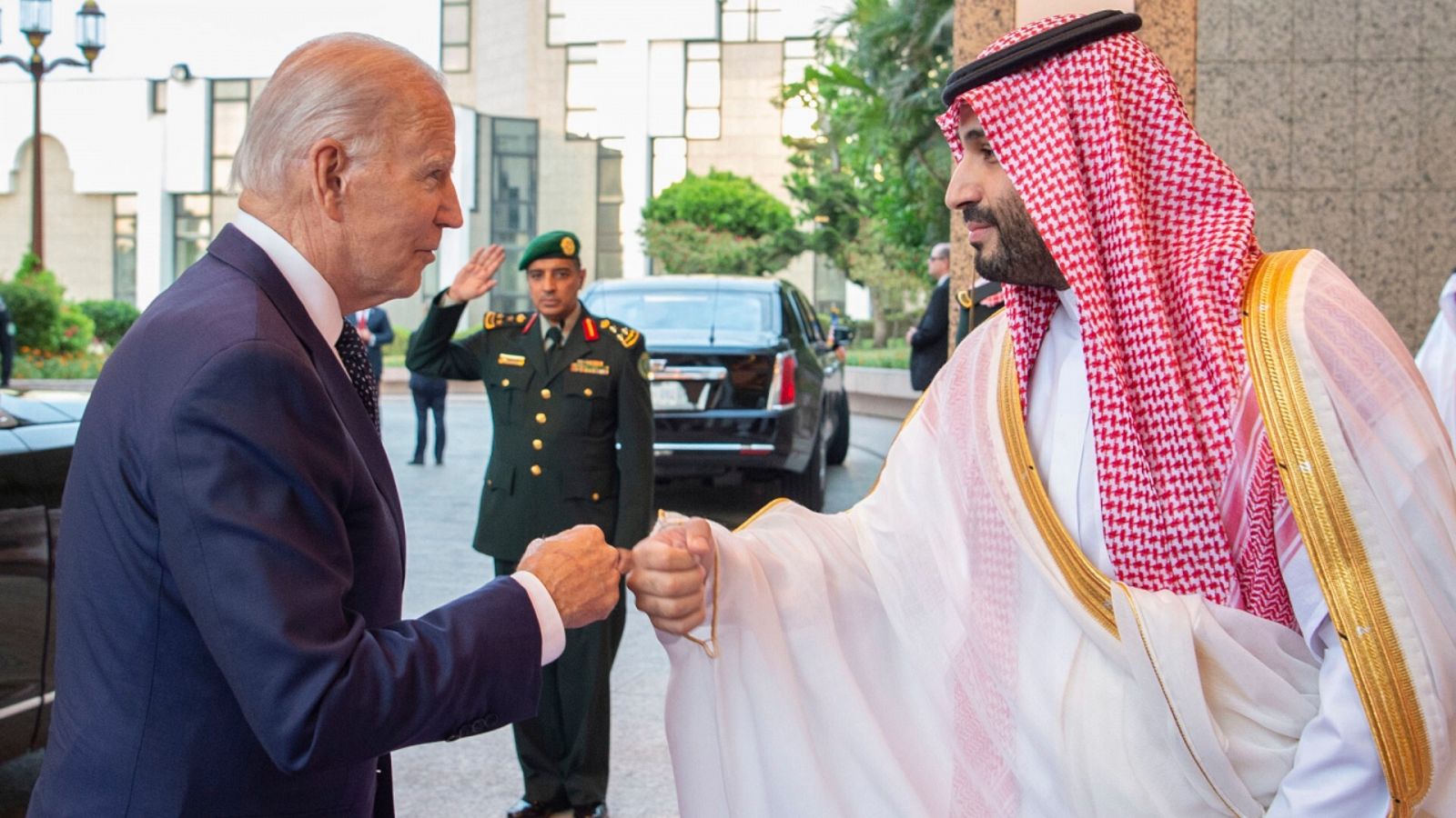 El presidente de Estados Unidos, Joe Biden, chocando el puño con el príncipe heredero de Arabia Saudí, Mohamed bin Salman.