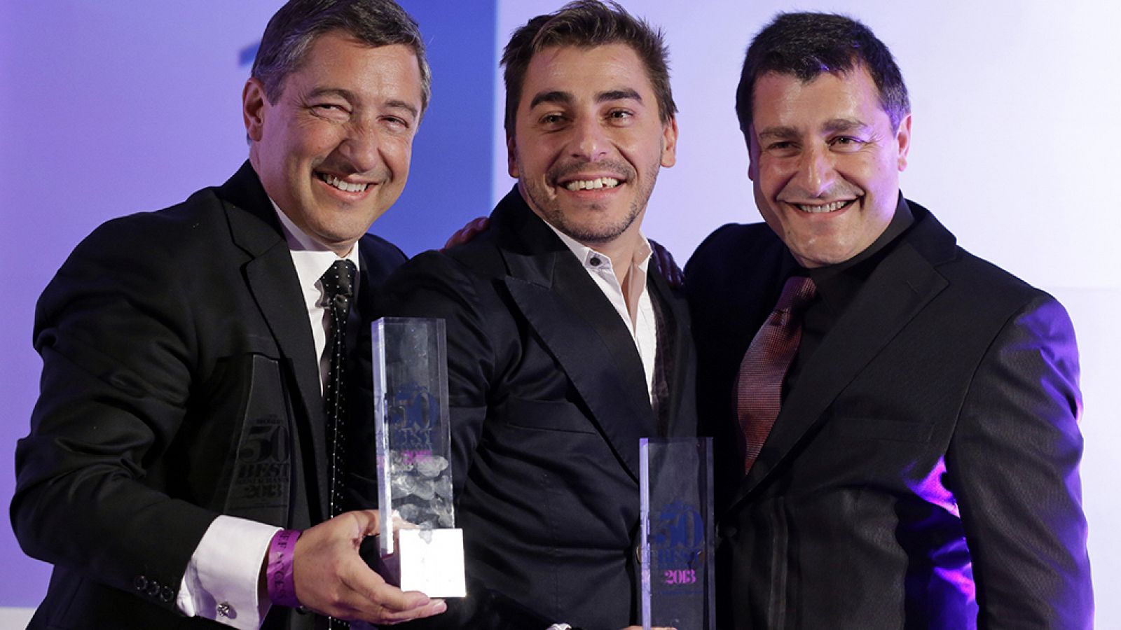 Joan, Jordi y Josep Roca con el trofeo de 'Mejor restaurante del mundo' para El Celler de Can Roca (2013)
