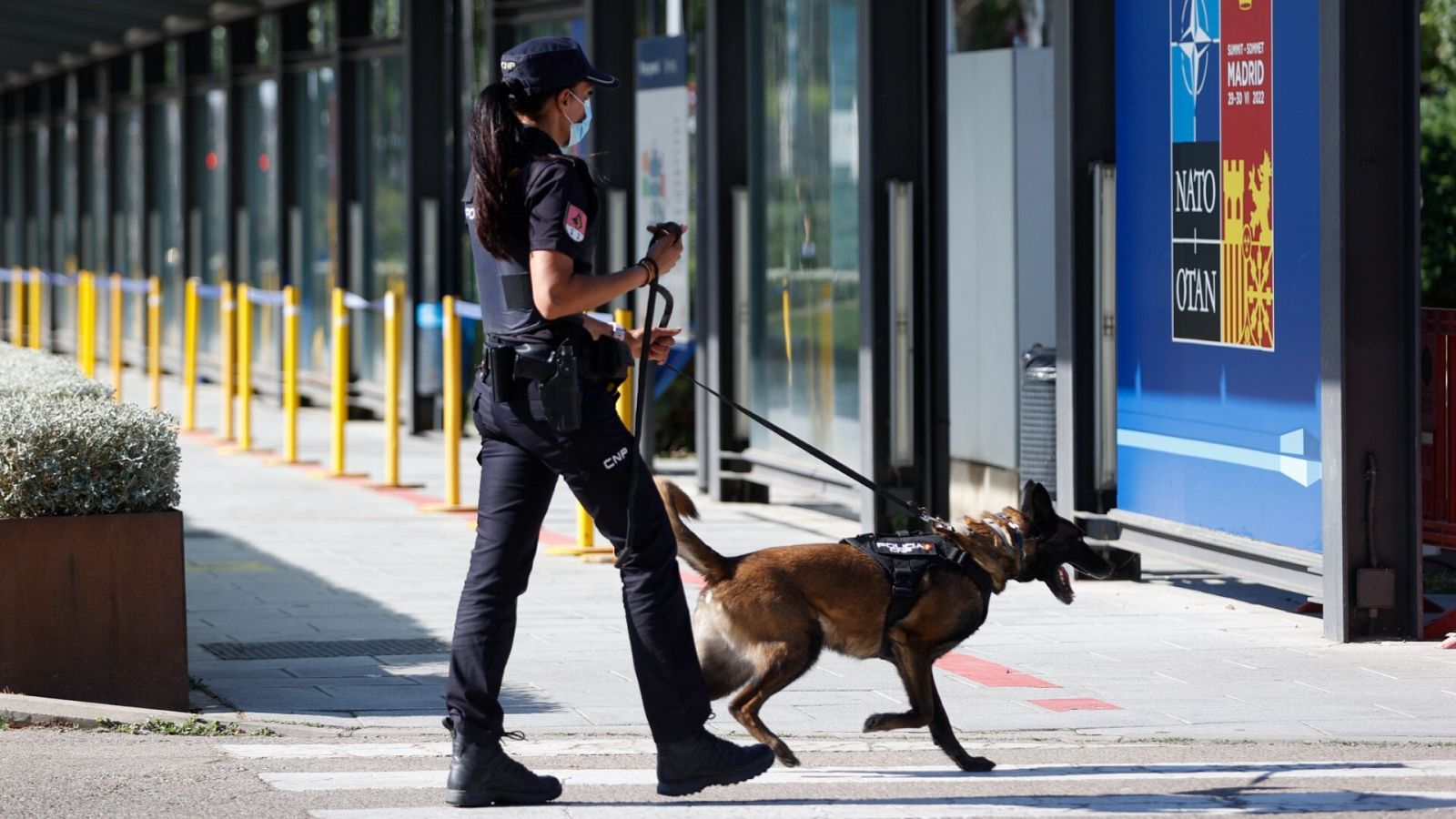 Dispositivos de seguridad de la Policía Nacional alrededor de las instalaciones del recinto ferial IFEMA de Madrid con motivo de la cumbre de la OTAN