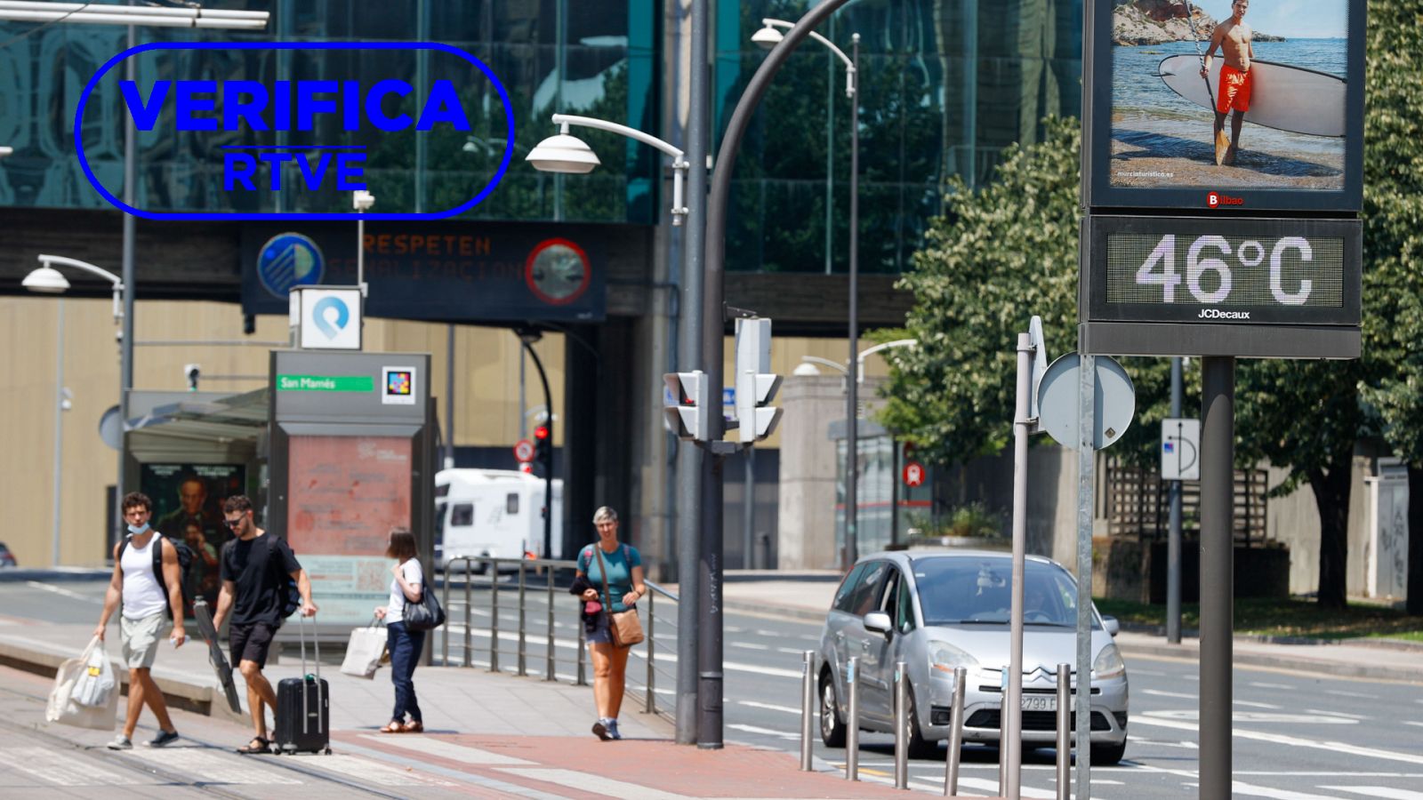 Imagen de una calle de Bilbao con un termómetro marcando 46 grados, con el sello azul de VerificaRTVE