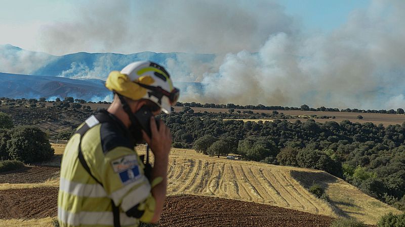 Un bomberos forestal asiste a la zona del incendio declarado en Valdepeñas de la Sierra (Guadalajara), este martes.