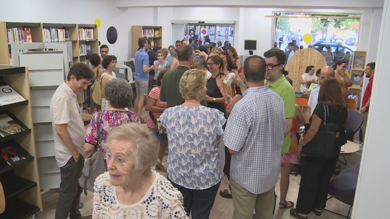 La biblioteca s'ubica en un barri amb moltes mancances socials i culturals